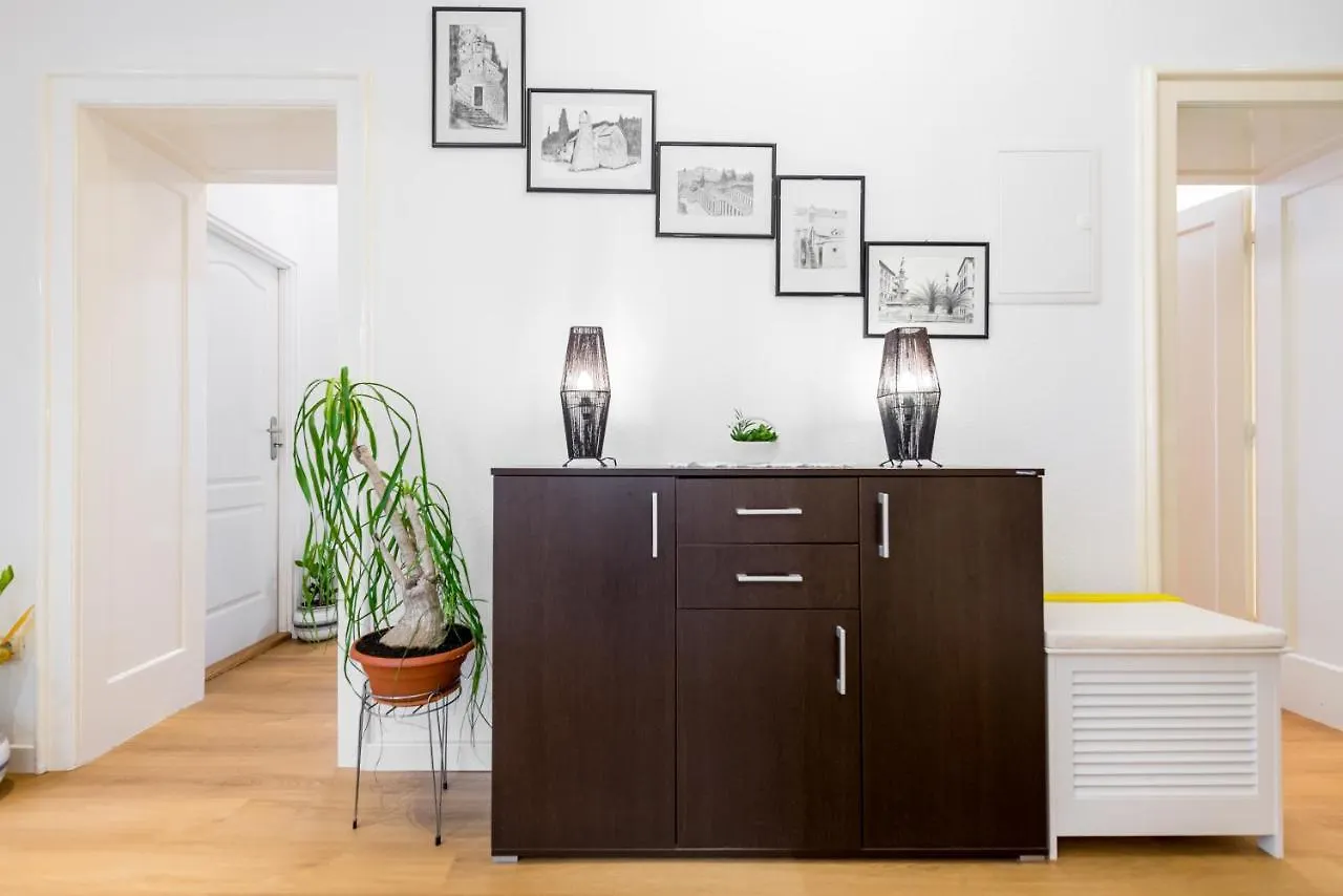 Split Apartment Worek